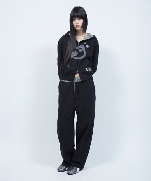 LMR(エルエムアール)の「キャットシンボルパッチワーククロップフードジップアップBLACK(パーカー・レディース・ブラック・LARGE/SMALL/MEDIUM)」の10枚目の写真