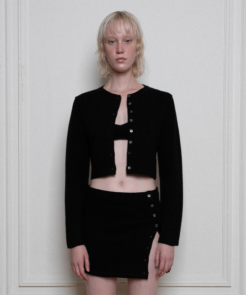 THEPORTA(ザ ポルタ)の「BASIC BUTTON KNIT CARDIGAN, BLACK(カーディガン/ボレロ・レディース・その他・ONE SIZE)」の2枚目の写真