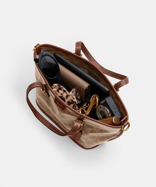 COACH(コーチ)の「タクシー トート バッグ 21・シグネチャー キャンバス(ショルダーバッグ・レディース・ベージュ系その他・ONE)」の5枚目の写真