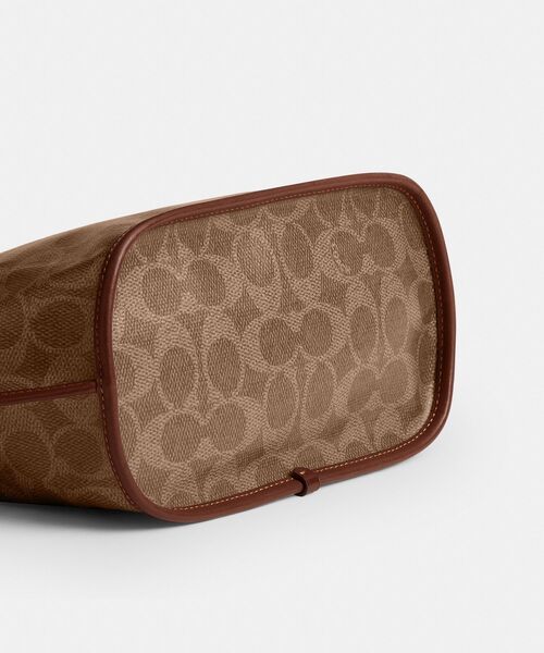 COACH(コーチ)の「タクシー トート バッグ 21・シグネチャー キャンバス(ショルダーバッグ・レディース・ベージュ系その他・ONE)」の9枚目の写真