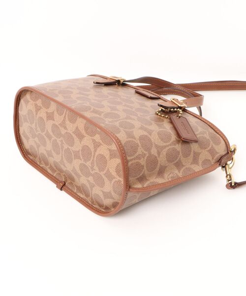 COACH(コーチ)の「タクシー トート バッグ 21・シグネチャー キャンバス(ショルダーバッグ・レディース・ベージュ系その他・ONE)」の11枚目の写真