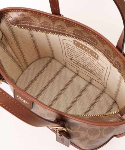 COACH(コーチ)の「タクシー トート バッグ 21・シグネチャー キャンバス(ショルダーバッグ・レディース・ベージュ系その他・ONE)」の12枚目の写真