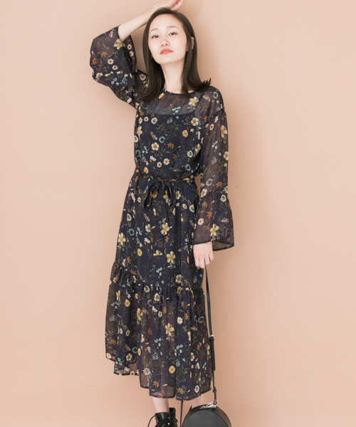 URBAN RESEARCH（アーバンリサーチ）の「UR 裾ギャザー切替プリントワンピース（ワンピース・レディース・ネイビー/グレイッシュベージュ・FREE）」の5枚目の写真