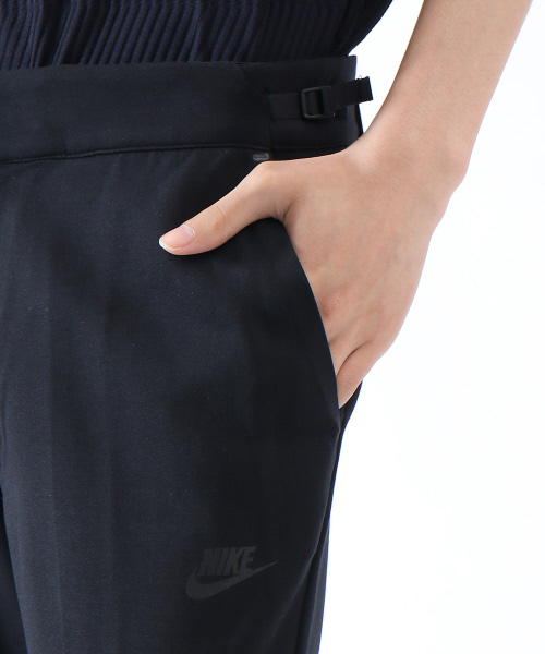 NIKE(ナイキ)の「NIKE テックフリースクロップド(その他パンツ・メンズ・ブラック/グレー・3/1/2)」の6枚目の写真