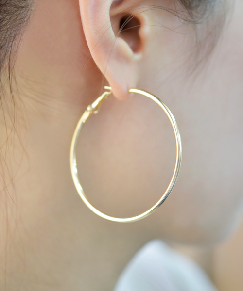 Fun & Daily（ファンアンドデイリー）の「F&D : シンプリーフープピアス　5cm（ピアス（両耳用）・レディース・シルバー/ゴールド/ブラック・FREE）」の3枚目の写真