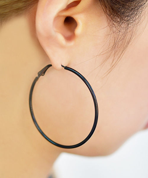 Fun & Daily（ファンアンドデイリー）の「F&D : シンプリーフープピアス　5cm（ピアス（両耳用）・レディース・シルバー/ゴールド/ブラック・FREE）」の2枚目の写真