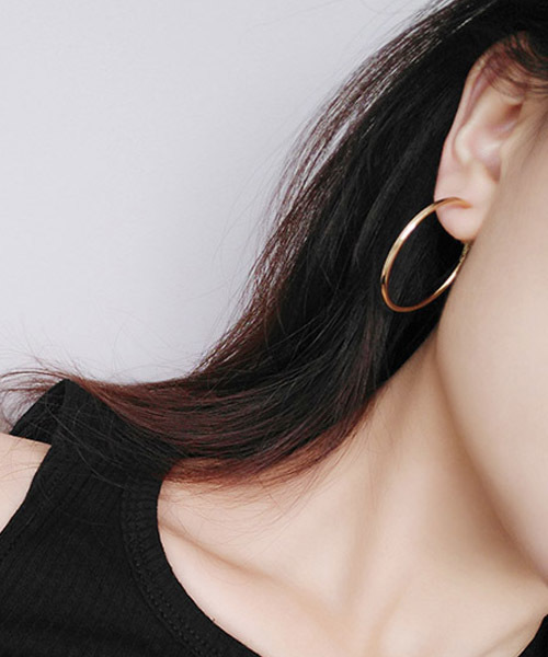 Fun & Daily（ファンアンドデイリー）の「F&D : シンプリーフープピアス　5cm（ピアス（両耳用）・レディース・シルバー/ゴールド/ブラック・FREE）」の11枚目の写真