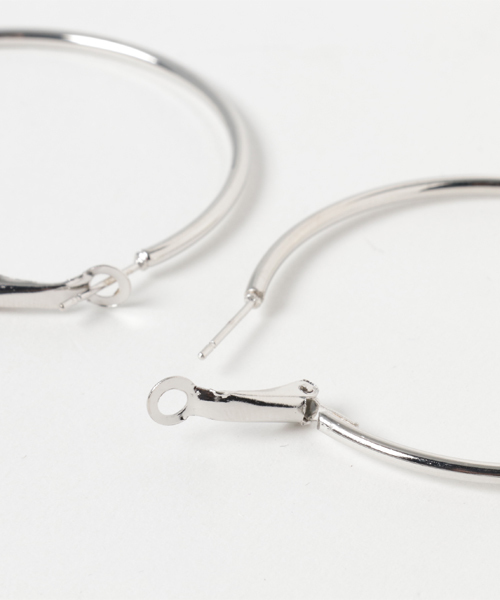 Fun & Daily（ファンアンドデイリー）の「F&D : シンプリーフープピアス　5cm（ピアス（両耳用）・レディース・シルバー/ゴールド/ブラック・FREE）」の8枚目の写真