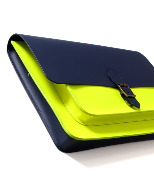 BEAMS（ビームス）の「J by Jas M.B.×BEAMS / 別注 2TONE クラッチショルダーバッグ（クラッチバッグ・メンズ・ブラック/グリーン系その他/ネイビー・ONE SIZE）」の6枚目の写真