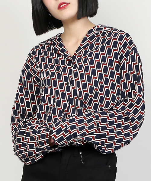 PUNYUS（プニュズ）の「レトロ柄開襟シャツ（シャツ/ブラウス・レディース・ネイビー/マスタード/ワイン・1/2/4/3）」の2枚目の写真