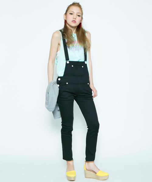 MILKFED.（ミルクフェド）の「SKINNY SALOPETTE　（サロペット/細み/ブラック/デニム）（サロペット/オーバーオール・レディース・ブラック/ライトブルー・MEDIUM/SMALL）」の2枚目の写真