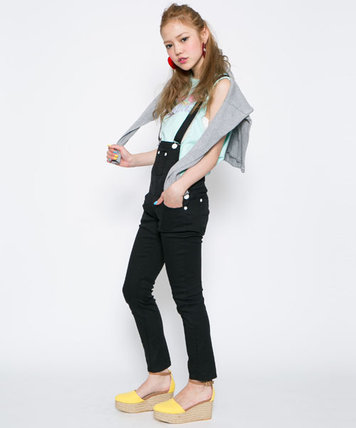 MILKFED.（ミルクフェド）の「SKINNY SALOPETTE　（サロペット/細み/ブラック/デニム）（サロペット/オーバーオール・レディース・ブラック/ライトブルー・MEDIUM/SMALL）」の4枚目の写真