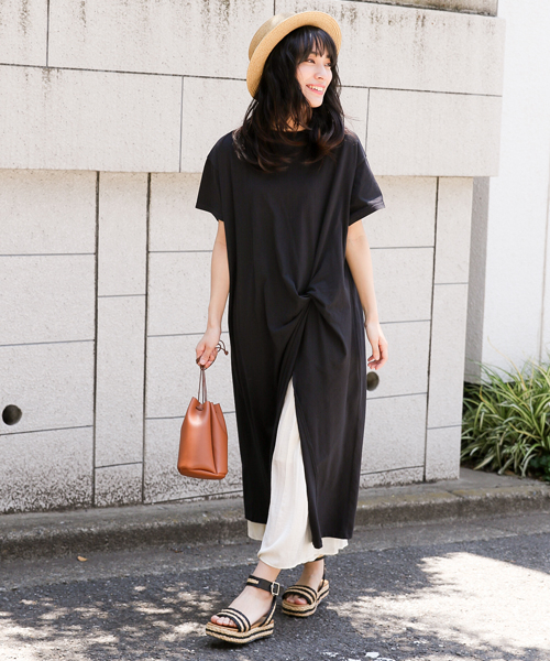 LAKOLE(ラコレ)の「フロントツイストTシャツワンピース / LAKOLE(ワンピース・レディース・ブラック/ピンク/ベージュ・MEDIUM/SMALL)」の2枚目の写真