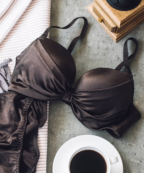 fran de lingerie(フランデランジェリー)の「甘くなりがちなリボンデザインもシンプルだからモダンな印象に「すき間レススムース」ブラジャーショーツセット(ブラ&ショーツ・レディース・ブラック/カーキ/ライトブラウン/ワイン/チョコ/ブラウン/グレイッシュベージュ/グリーン/チャコールグレー/ダークブルー/パープル/ピンクベージュ/ベージュ系その他2/ブルーパープル/クリアブラック・B65/B70/C70/D70/B75/C65/C75/D65/D75/E65/E70/E75/F65/F70/F75/G65/G70/G75/A65/A70/A75)」の6枚目の写真