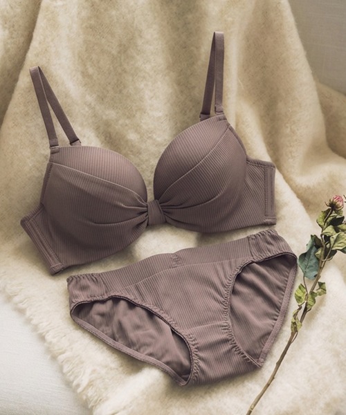 fran de lingerie(フランデランジェリー)の「甘くなりがちなリボンデザインもシンプルだからモダンな印象に「すき間レススムース」ブラジャーショーツセット(ブラ&ショーツ・レディース・ブラック/カーキ/ライトブラウン/ワイン/チョコ/ブラウン/グレイッシュベージュ/グリーン/チャコールグレー/ダークブルー/パープル/ピンクベージュ/ベージュ系その他2/ブルーパープル/クリアブラック・B65/B70/C70/D70/B75/C65/C75/D65/D75/E65/E70/E75/F65/F70/F75/G65/G70/G75/A65/A70/A75)」の4枚目の写真