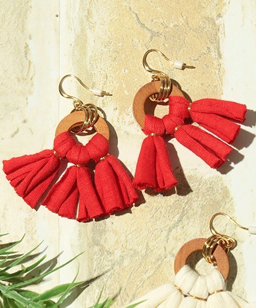 チチカカ(チチカカ)の「Tシャツヤーンウッドコンビフリンジピアス(ピアス(両耳用)・レディース・ベージュ/レッド/ブルー・FREE)」の3枚目の写真