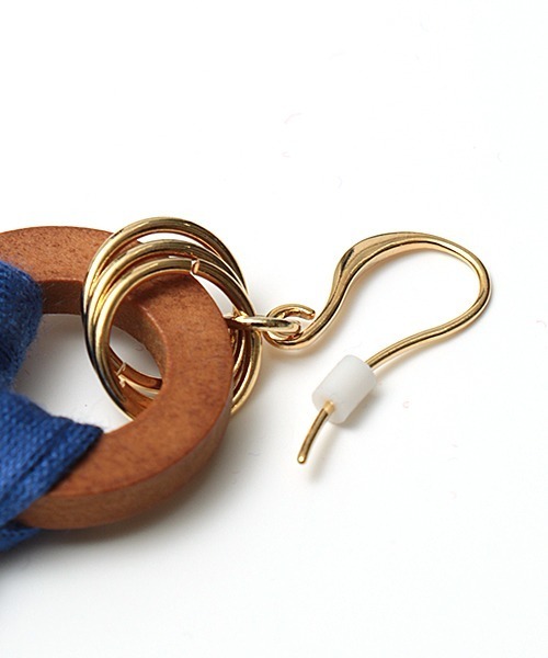 チチカカ(チチカカ)の「Tシャツヤーンウッドコンビフリンジピアス(ピアス(両耳用)・レディース・ベージュ/レッド/ブルー・FREE)」の13枚目の写真