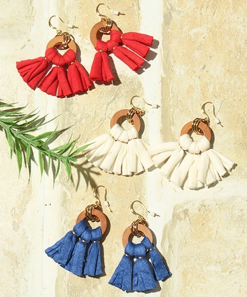 チチカカ(チチカカ)の「Tシャツヤーンウッドコンビフリンジピアス(ピアス(両耳用)・レディース・ベージュ/レッド/ブルー・FREE)」の8枚目の写真