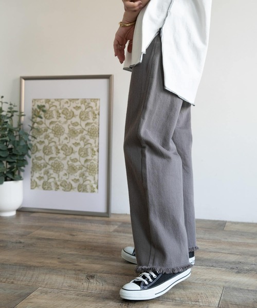 ITEMS URBANRESEARCH（アイテムズ アーバンリサーチ）の「ルーズカツラギフリンジパンツ（その他パンツ・レディース・チャコールグレー/ベージュ/オフホワイト・FREE）」の12枚目の写真