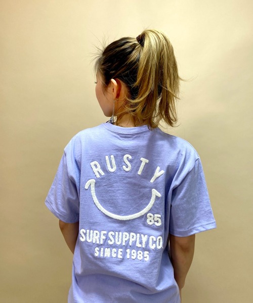 RUSTY(ラスティ)の「RUSTY/ラスティ― スマイリーバックプリントTシャツ 921504(Tシャツ/カットソー・レディース・ホワイト/ブラック/ベージュ/パープル・M/L)」の1枚目の写真