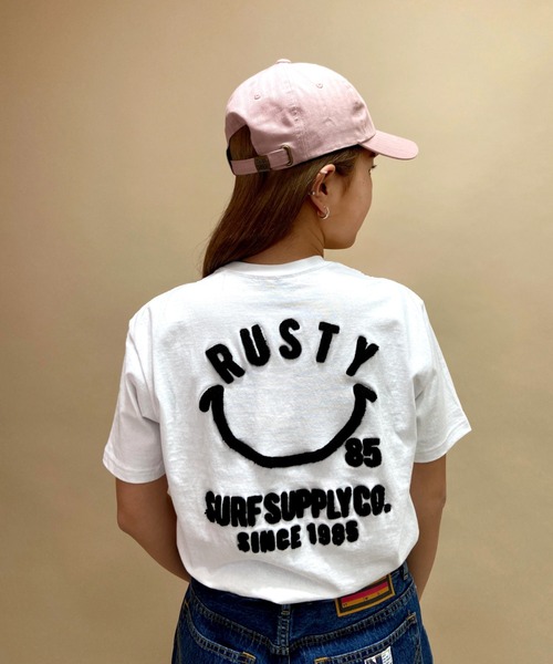 RUSTY(ラスティ)の「RUSTY/ラスティ― スマイリーバックプリントTシャツ 921504(Tシャツ/カットソー・レディース・ホワイト/ブラック/ベージュ/パープル・M/L)」の2枚目の写真