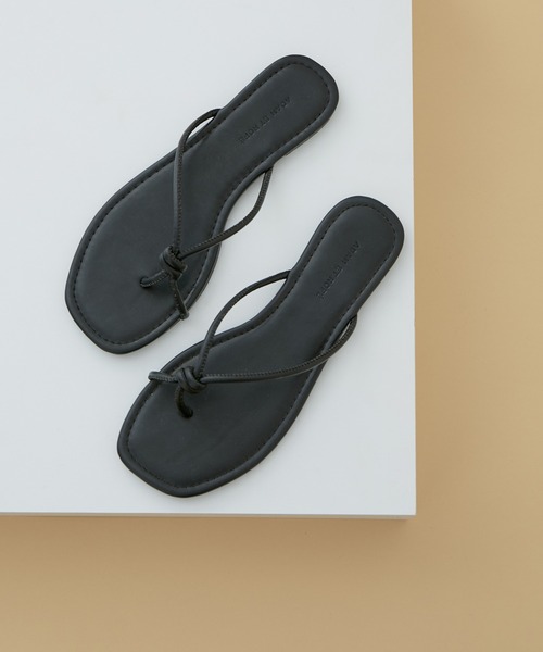 ADAM ET ROPE'(アダムエロペ)の「ノットフラットサンダル(サンダル・レディース・ブラック/シルバー/ホワイト・23.5cm/24.0cm/24.5cm/23.0cm)」の2枚目の写真