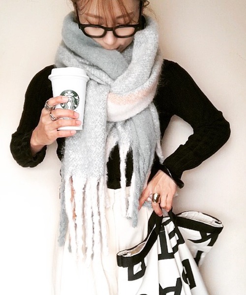 CIENA(シエナ)の「フワフワバルキー太フリンジビッグマフラー(マフラー・レディース・アイボリー/グレー/ブラウン/ブルー/イエロー/カーキ/イエロー系その他/グリーン系その他/パープル系その他・FREE)」の5枚目の写真