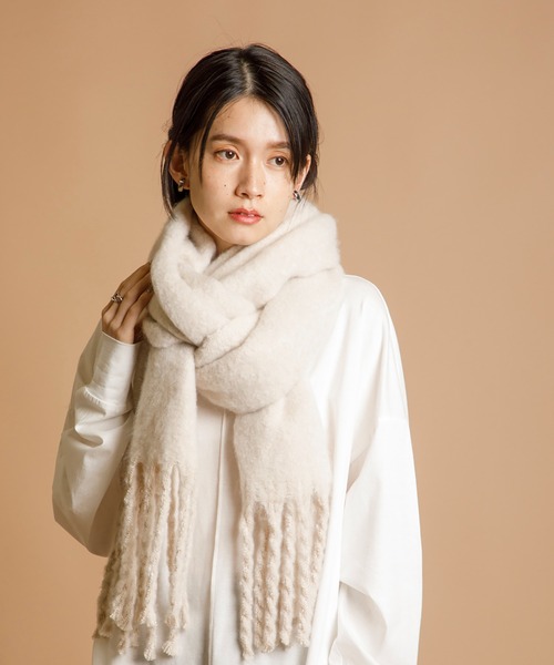 CIENA(シエナ)の「フワフワバルキー太フリンジビッグマフラー(マフラー・レディース・アイボリー/グレー/ブラウン/ブルー/イエロー/カーキ/イエロー系その他/グリーン系その他/パープル系その他・FREE)」の2枚目の写真