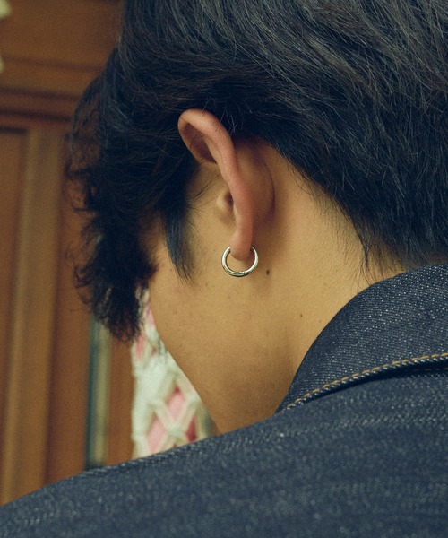Vaya Con Dios（ヴァヤコンディオス）の「【VayaConDios/ヴァヤコンディオス】stainless simple hoop pierce［両耳用］（ピアス（両耳用）・メンズ・シルバー/ゴールド/ブラック・FREE）」の3枚目の写真