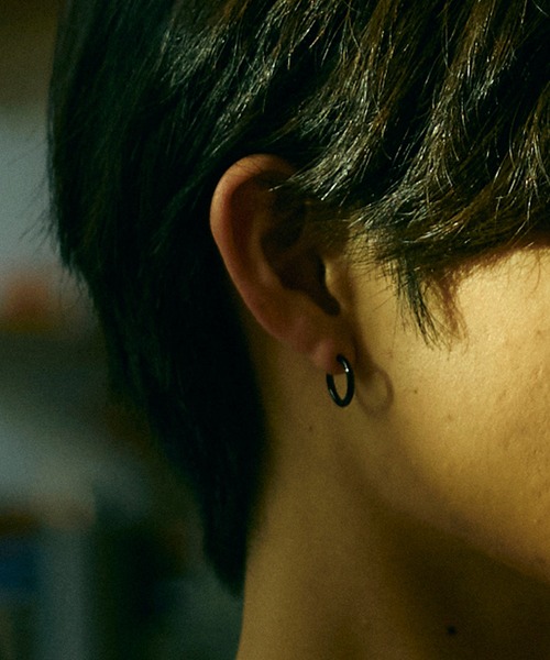 Vaya Con Dios（ヴァヤコンディオス）の「【VayaConDios/ヴァヤコンディオス】stainless simple hoop pierce［両耳用］（ピアス（両耳用）・メンズ・シルバー/ゴールド/ブラック・FREE）」の2枚目の写真