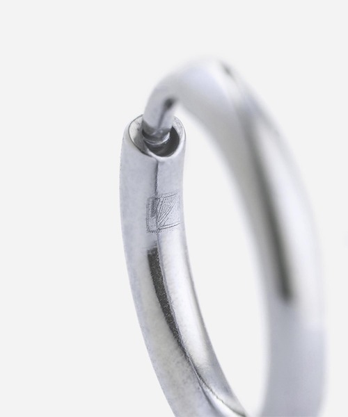 Vaya Con Dios（ヴァヤコンディオス）の「【VayaConDios/ヴァヤコンディオス】stainless simple hoop pierce［両耳用］（ピアス（両耳用）・メンズ・シルバー/ゴールド/ブラック・FREE）」の9枚目の写真