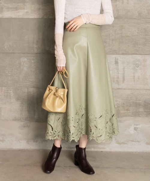 RANDA(ランダ)の「カッティングデザインレザースカート(スカート・レディース・ベージュ/グリーン/アイボリー・1/0)」の3枚目の写真