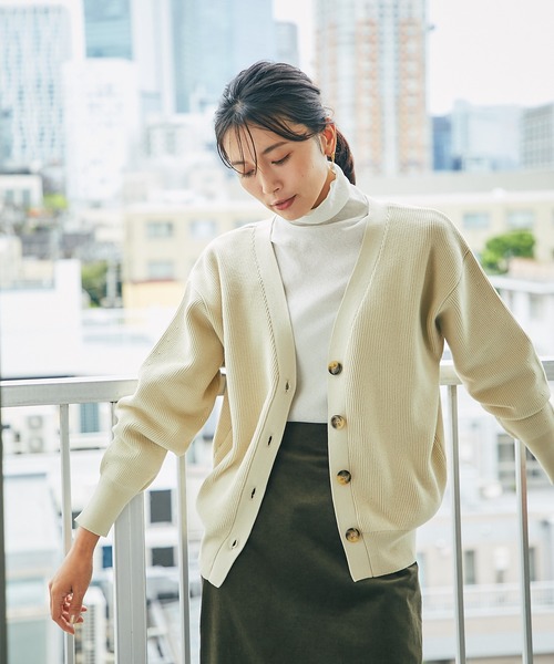 RIVE DROITE(リヴドロワ)の「ゆったりとストレスフリーな着心地 畦Vネックニットカーディガン(カーディガン/ボレロ・レディース・レッド/ベージュ系その他・FREE)」の7枚目の写真