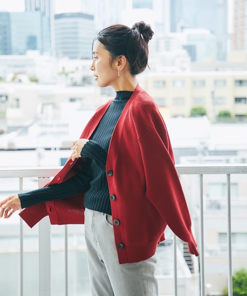 RIVE DROITE(リヴドロワ)の「ゆったりとストレスフリーな着心地 畦Vネックニットカーディガン(カーディガン/ボレロ・レディース・レッド/ベージュ系その他・FREE)」の5枚目の写真