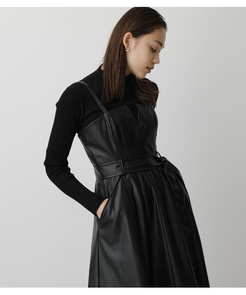 AZUL by moussy（アズールバイマウジー）の「FAUX LEATHER JUMPER SKIRT/フェイクレザージャンパースカート（つなぎ/オールインワン・レディース・ブラック/ライトベージュ・SMALL/MEDIUM）」の18枚目の写真