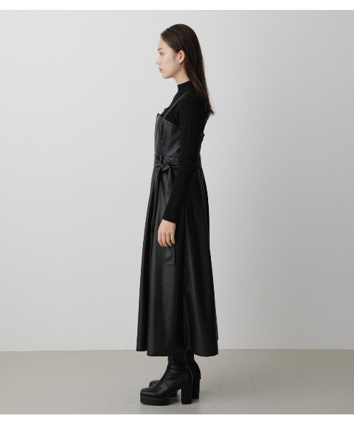 AZUL by moussy（アズールバイマウジー）の「FAUX LEATHER JUMPER SKIRT/フェイクレザージャンパースカート（つなぎ/オールインワン・レディース・ブラック/ライトベージュ・SMALL/MEDIUM）」の16枚目の写真