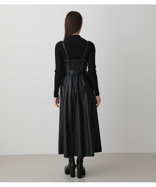 AZUL by moussy（アズールバイマウジー）の「FAUX LEATHER JUMPER SKIRT/フェイクレザージャンパースカート（つなぎ/オールインワン・レディース・ブラック/ライトベージュ・SMALL/MEDIUM）」の12枚目の写真