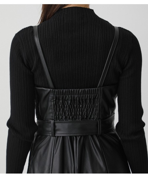 AZUL by moussy（アズールバイマウジー）の「FAUX LEATHER JUMPER SKIRT/フェイクレザージャンパースカート（つなぎ/オールインワン・レディース・ブラック/ライトベージュ・SMALL/MEDIUM）」の3枚目の写真