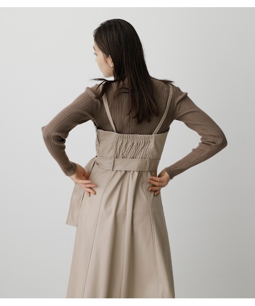 AZUL by moussy（アズールバイマウジー）の「FAUX LEATHER JUMPER SKIRT/フェイクレザージャンパースカート（つなぎ/オールインワン・レディース・ブラック/ライトベージュ・SMALL/MEDIUM）」の19枚目の写真