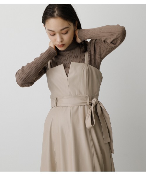 AZUL by moussy（アズールバイマウジー）の「FAUX LEATHER JUMPER SKIRT/フェイクレザージャンパースカート（つなぎ/オールインワン・レディース・ブラック/ライトベージュ・SMALL/MEDIUM）」の9枚目の写真