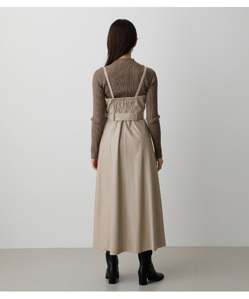 AZUL by moussy（アズールバイマウジー）の「FAUX LEATHER JUMPER SKIRT/フェイクレザージャンパースカート（つなぎ/オールインワン・レディース・ブラック/ライトベージュ・SMALL/MEDIUM）」の13枚目の写真