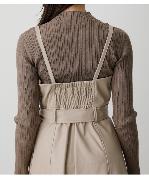 AZUL by moussy（アズールバイマウジー）の「FAUX LEATHER JUMPER SKIRT/フェイクレザージャンパースカート（つなぎ/オールインワン・レディース・ブラック/ライトベージュ・SMALL/MEDIUM）」の4枚目の写真