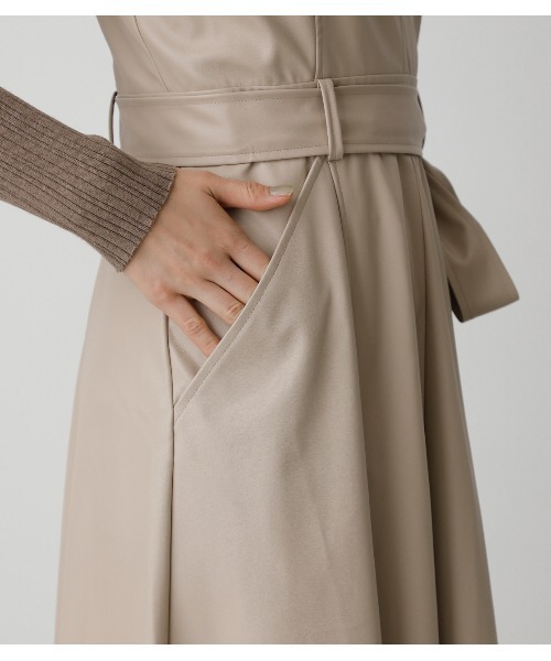 AZUL by moussy（アズールバイマウジー）の「FAUX LEATHER JUMPER SKIRT/フェイクレザージャンパースカート（つなぎ/オールインワン・レディース・ブラック/ライトベージュ・SMALL/MEDIUM）」の7枚目の写真