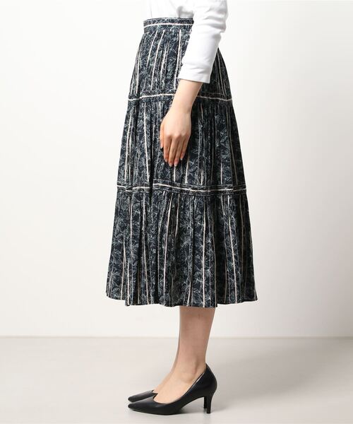 INTERPLANET（インタープラネット）の「ラインフラワープリントティアードスカート（スカート・レディース・ネイビー/オフホワイト/イエロー・FREE）」の4枚目の写真