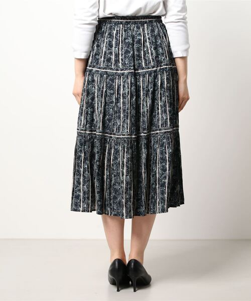 INTERPLANET（インタープラネット）の「ラインフラワープリントティアードスカート（スカート・レディース・ネイビー/オフホワイト/イエロー・FREE）」の5枚目の写真