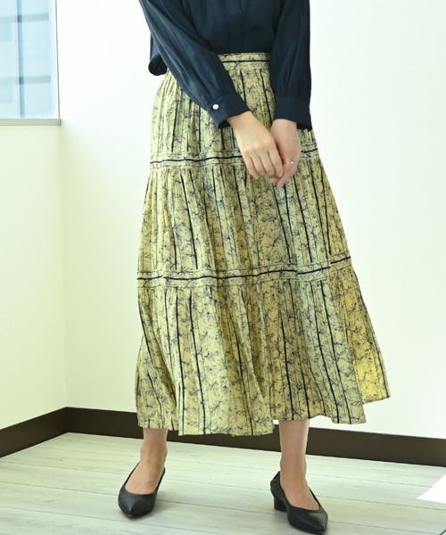 INTERPLANET（インタープラネット）の「ラインフラワープリントティアードスカート（スカート・レディース・ネイビー/オフホワイト/イエロー・FREE）」の3枚目の写真