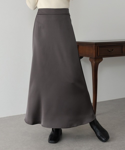 BLUEEAST（ブルーイースト）の「丈が選べるマーメイドサテンロングスカート（スカート・レディース・ブラック/ベージュ/グリーン/ブルーグレー/アイボリー/イエロー/ピンク/グレイッシュベージュ/ダークブラウン/ブラック系/アイボリー系/ホワイト系・SMALL/LARGE）」の19枚目の写真
