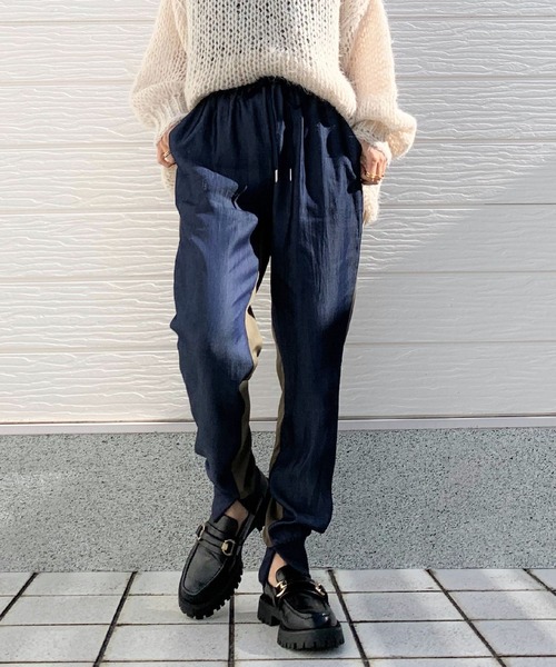 Q(キュー)の「バイカラーデニムジョガーパンツ(デニムパンツ・レディース・ネイビー/カーキ・MEDIUM)」の1枚目の写真