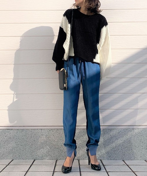 Q(キュー)の「バイカラーデニムジョガーパンツ(デニムパンツ・レディース・ネイビー/カーキ・MEDIUM)」の16枚目の写真