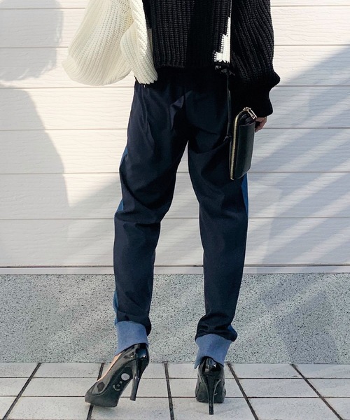 Q(キュー)の「バイカラーデニムジョガーパンツ(デニムパンツ・レディース・ネイビー/カーキ・MEDIUM)」の15枚目の写真